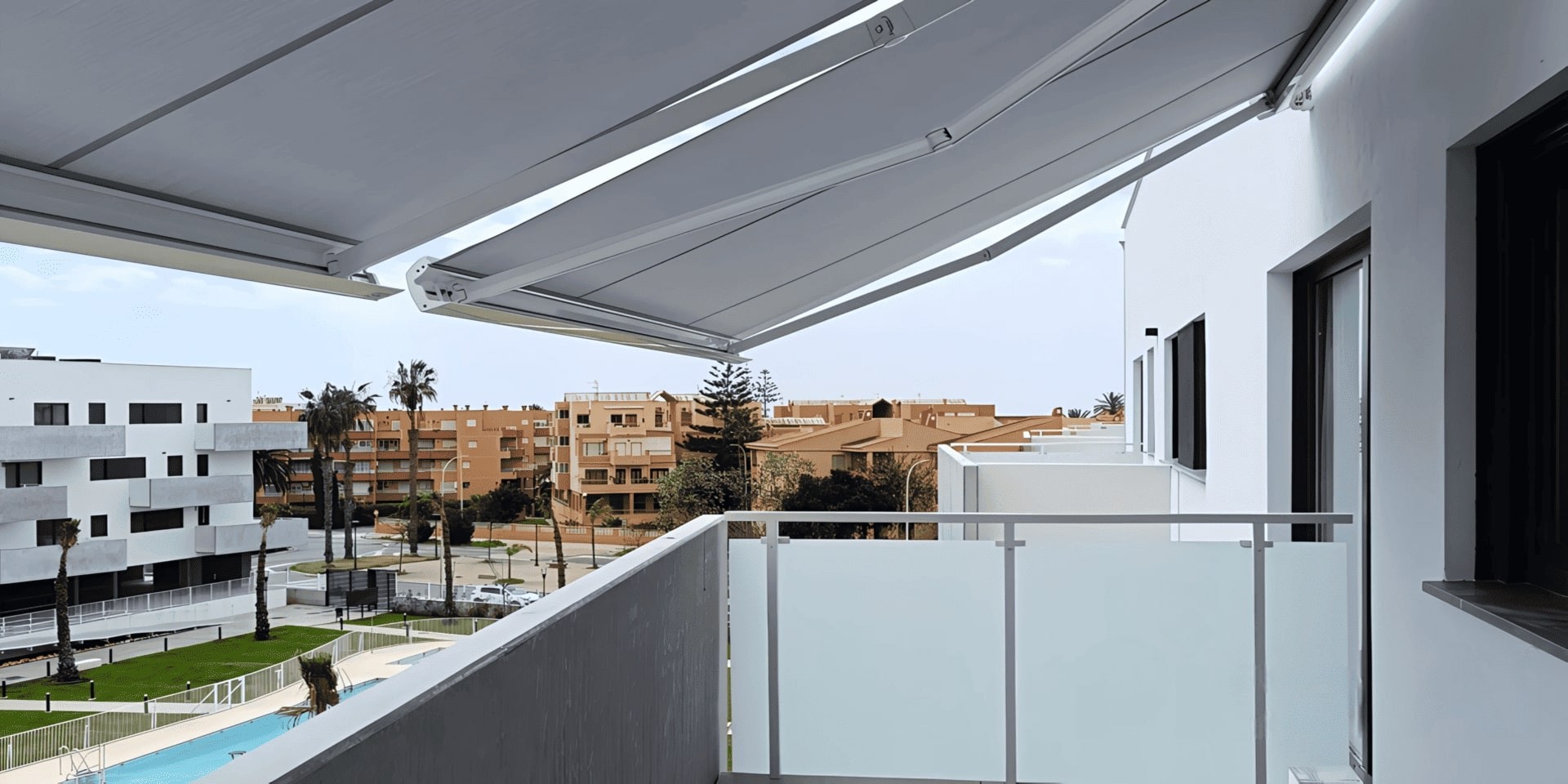Toldo con cofre en urbanización costa selecta (salobreña, granada)